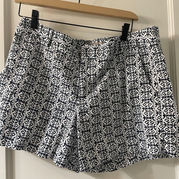 Banana Republic Pants - Banana republic black and white shorts Size 12.  Pockets and belt loops